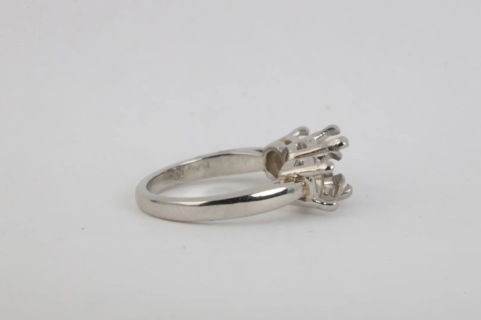 950 Platinum Ring Mount Size 5.75 (7.18g.)