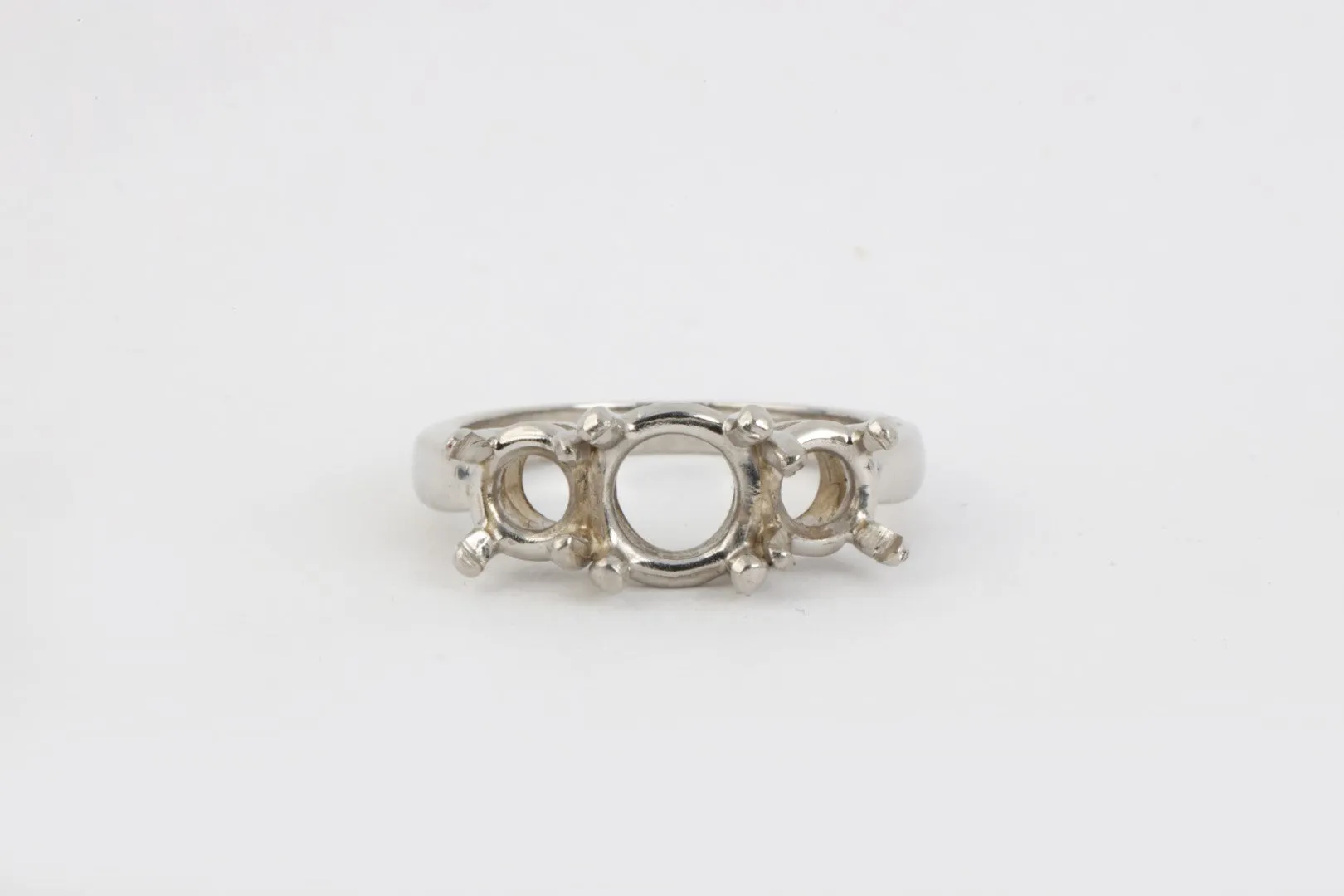 950 Platinum Ring Mount Size 5.75 (7.18g.)