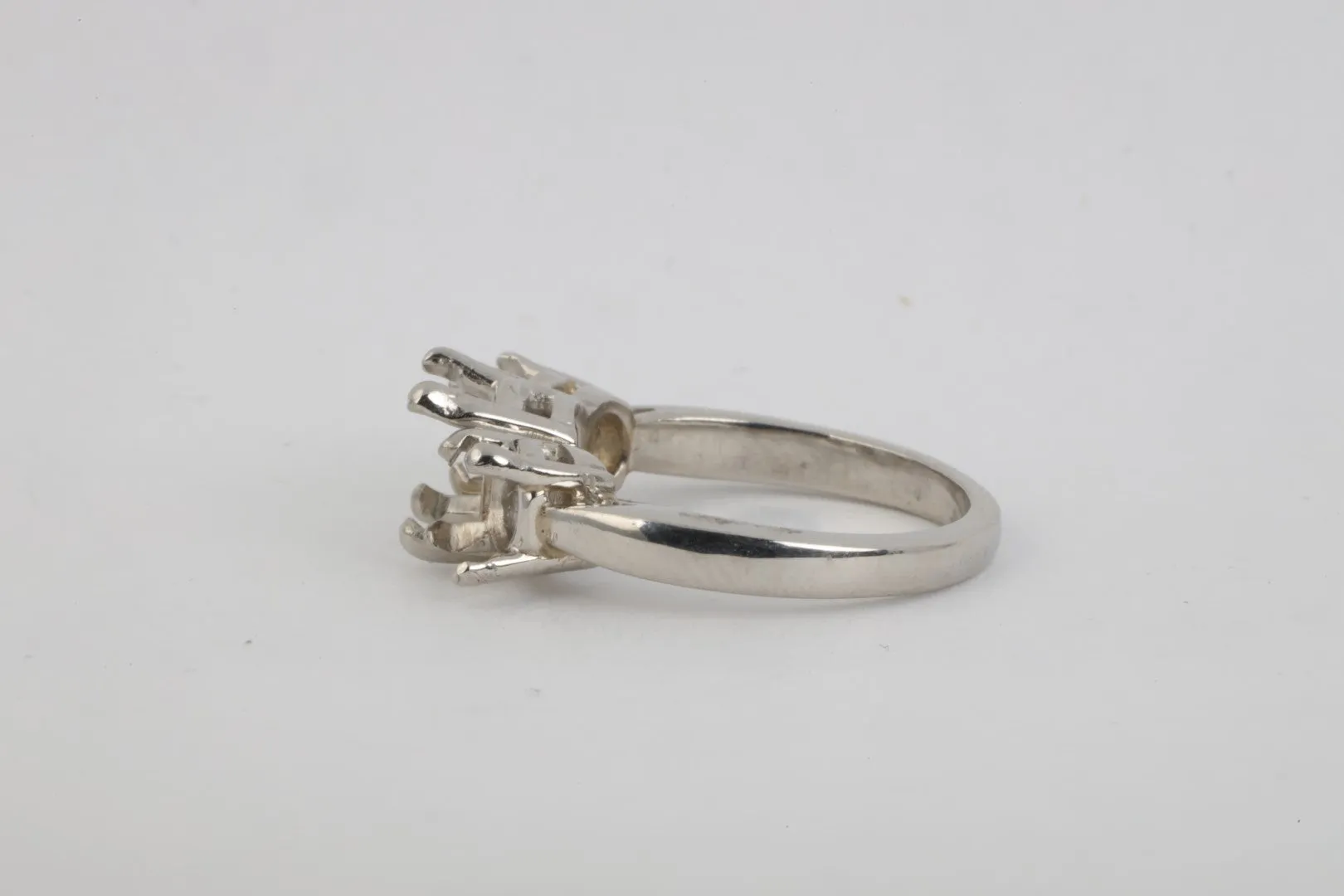 950 Platinum Ring Mount Size 5.75 (7.18g.)